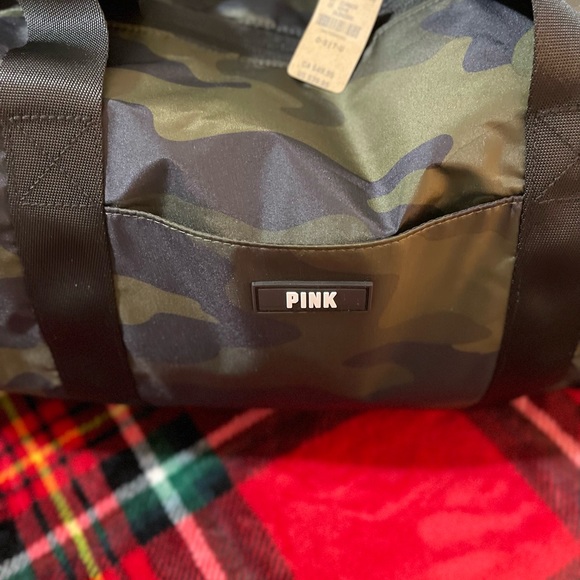 ❌ SOLD NEW VS PINK Camo Duffle Bag - Picture 4 of 5